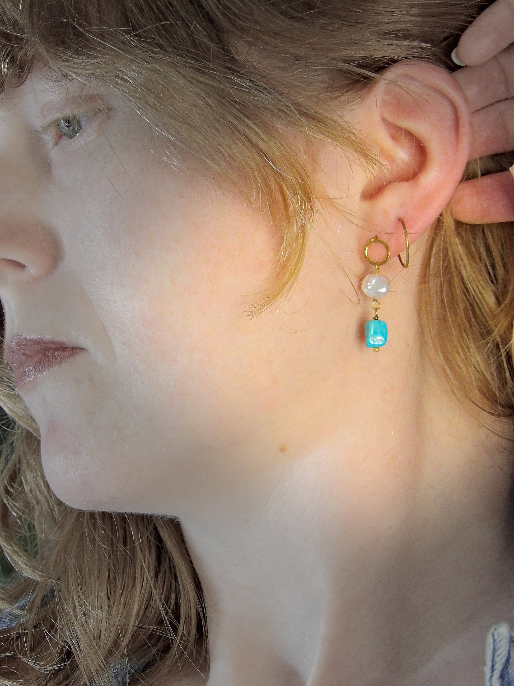 Irregular pearl earrings. Baroque pearl earrings. Arizona Turquoise Earrings. Turquoise Stud Earrings. Eco friendly authentic turquoise jewelry. Bohemian jewelry. Boho earrings. Open circle stud earrings.