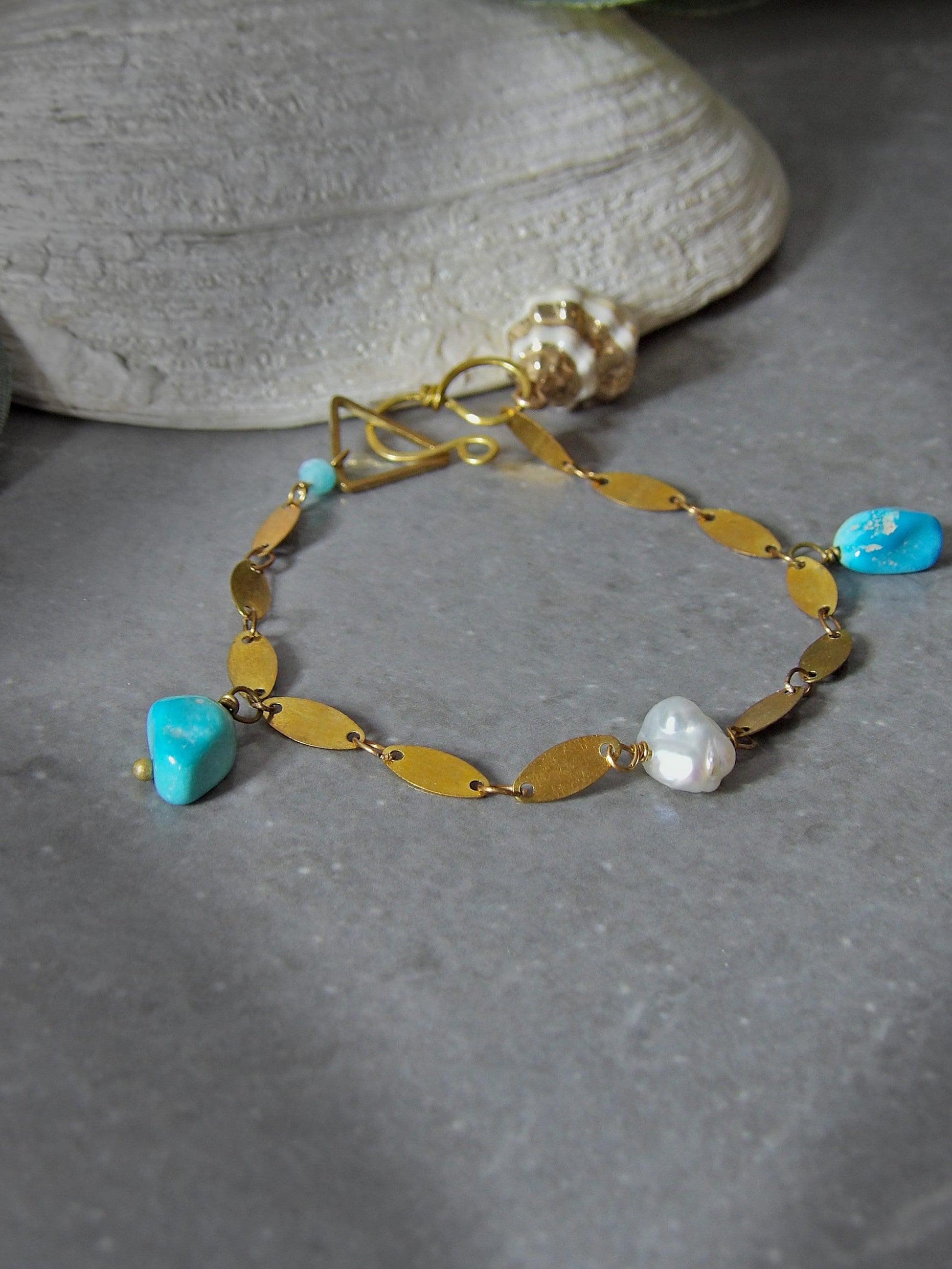Single pearl bracelet. Baroque pearl bracelet. Genuine arizona turquoise bracelet. Intentional jewelry. Bohemian jewelry. Boho jewelry.